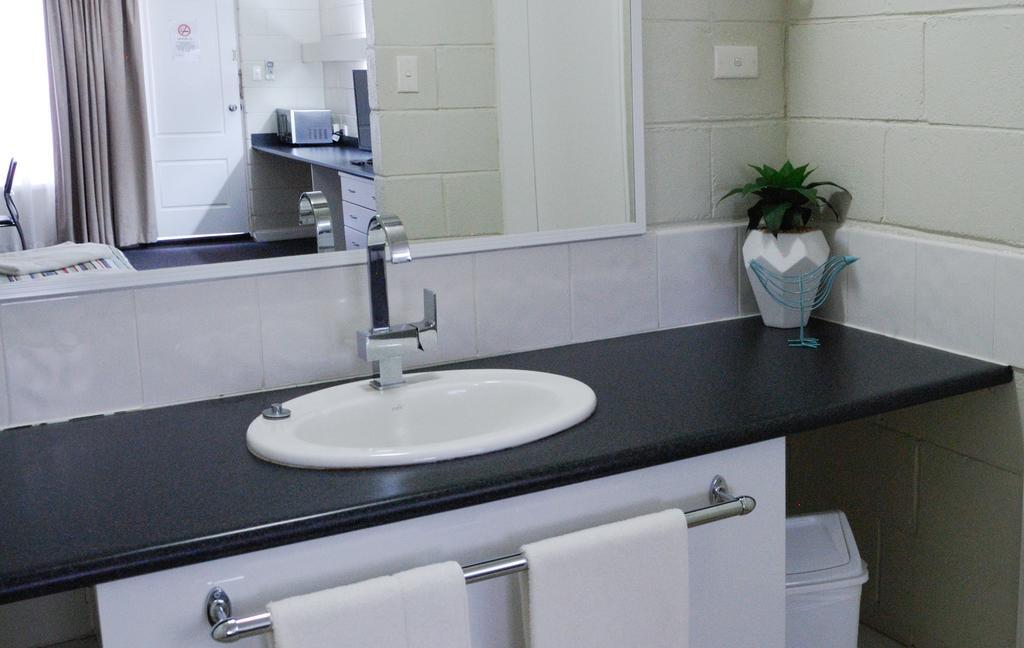 Mayfair Motel West Wyalong Ngoại thất bức ảnh