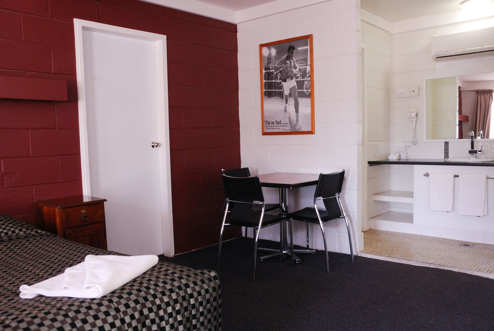 Mayfair Motel West Wyalong Ngoại thất bức ảnh