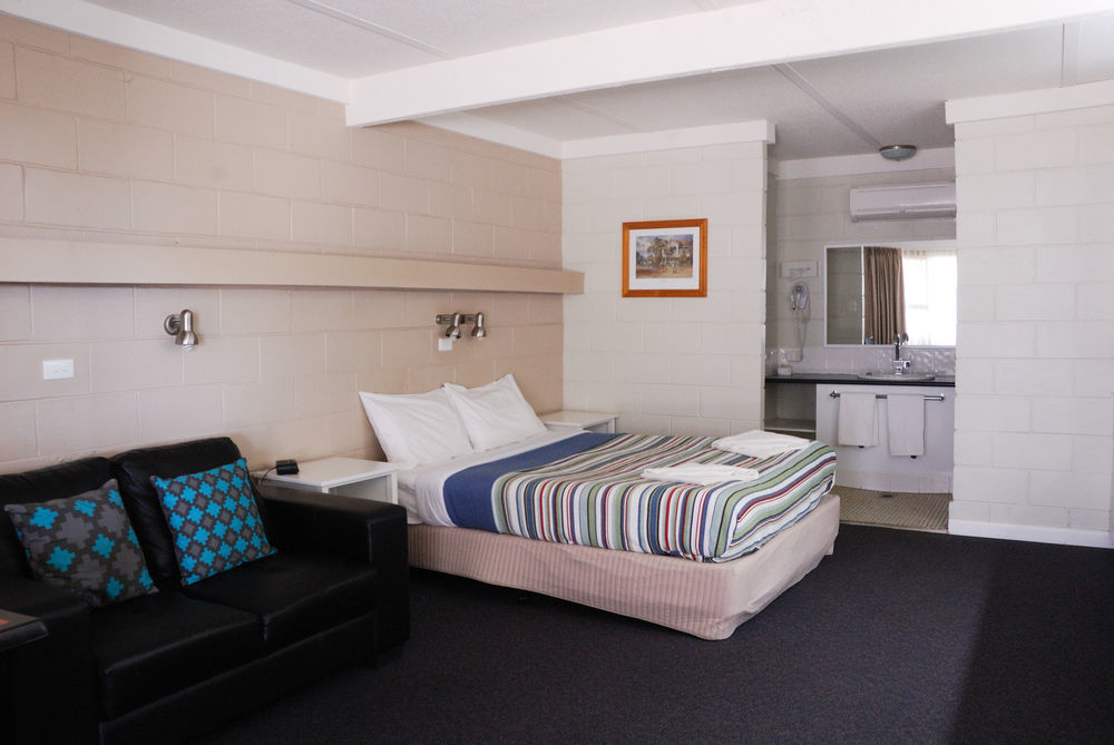 Mayfair Motel West Wyalong Ngoại thất bức ảnh