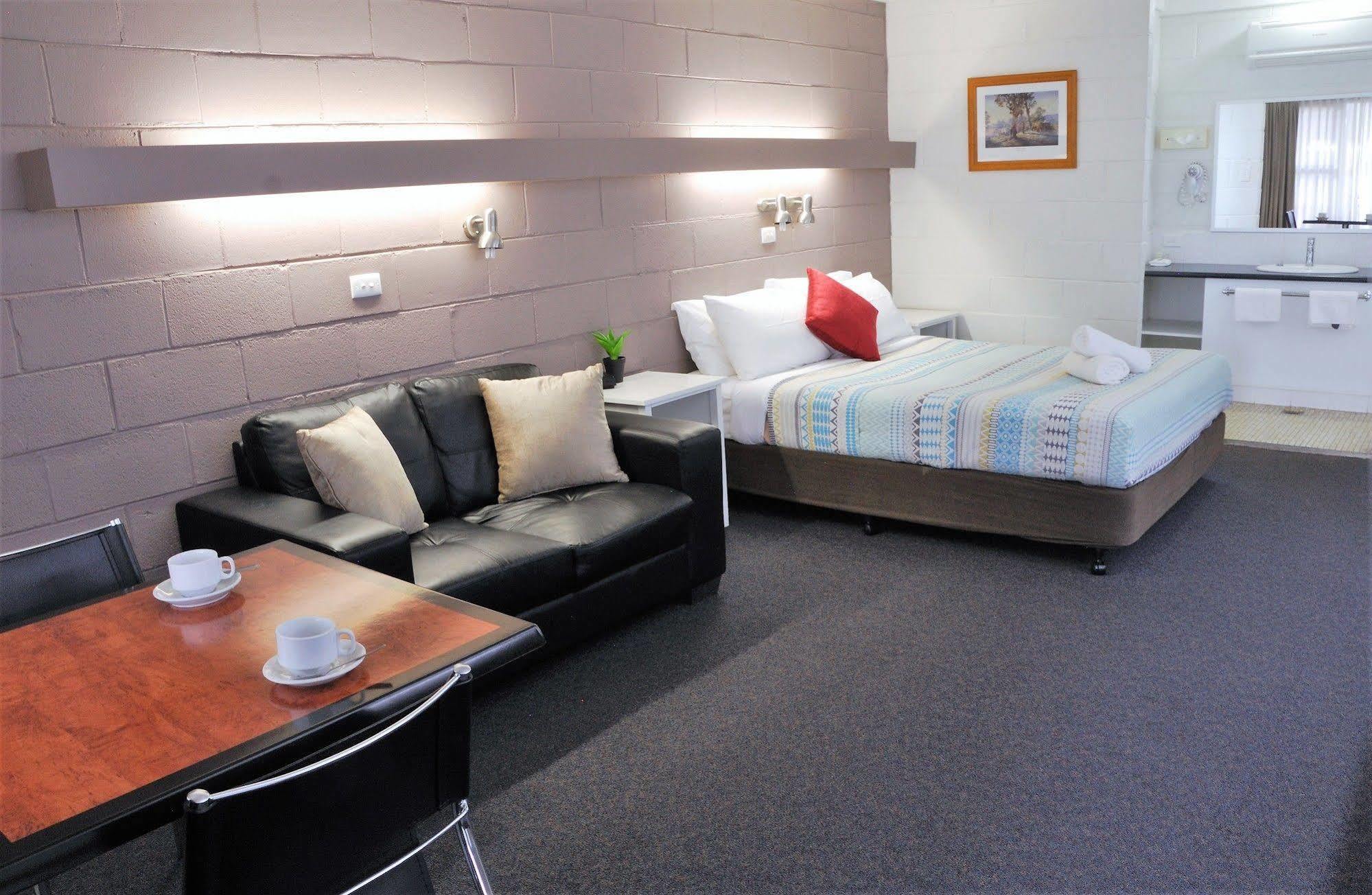 Mayfair Motel West Wyalong Ngoại thất bức ảnh
